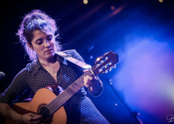 Chiara Effe con la chitarra